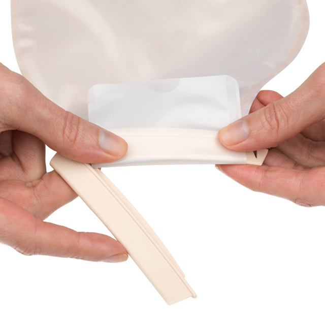 Fermoir Flexend plat pour sac à vider Premier de Hollister Incorporated, main, 8637 