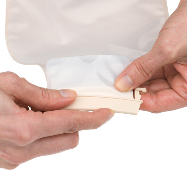 Fermoir Flexend plat pour sac à vider Premier de Hollister Incorporated, main, 8637